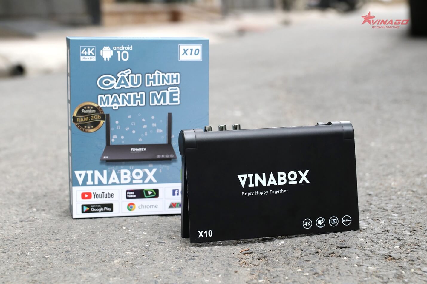A black box next to a black box Description automatically generated