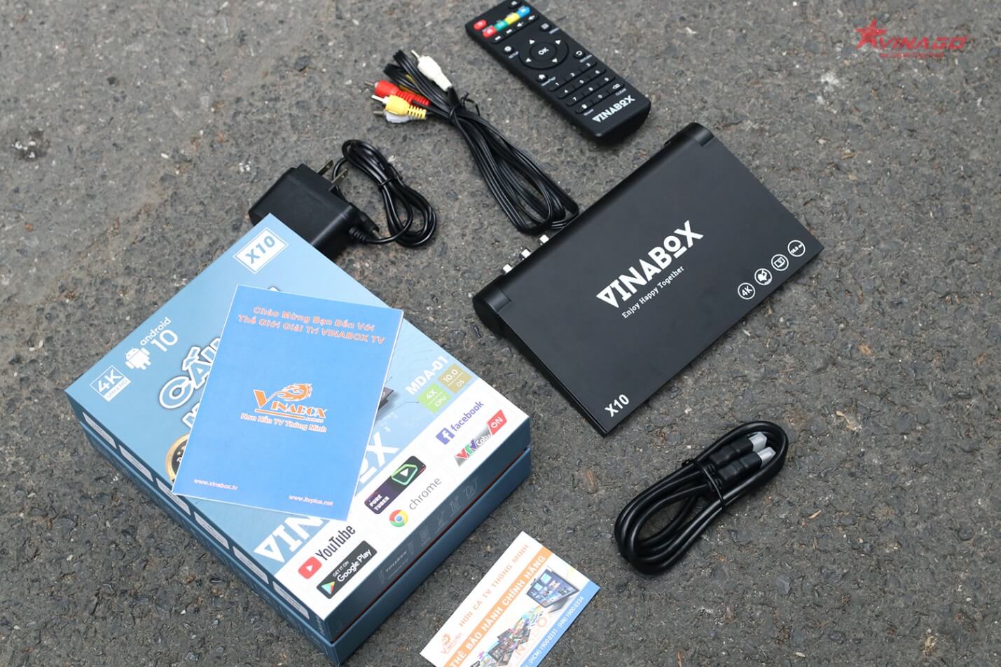A box with a remote and a box with a cable Description automatically generated with medium confidence